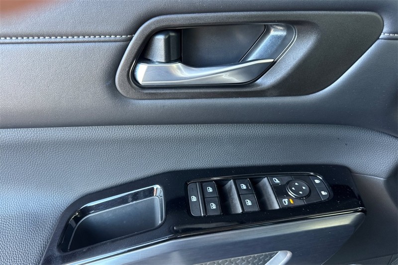 Nissan Pathfinder Vehicle Full-screen Gallery Image 12