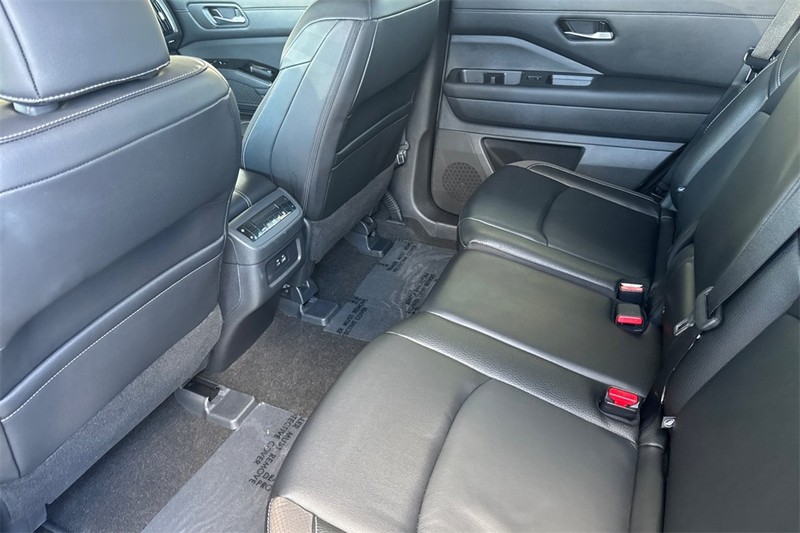 Nissan Pathfinder Vehicle Full-screen Gallery Image 13