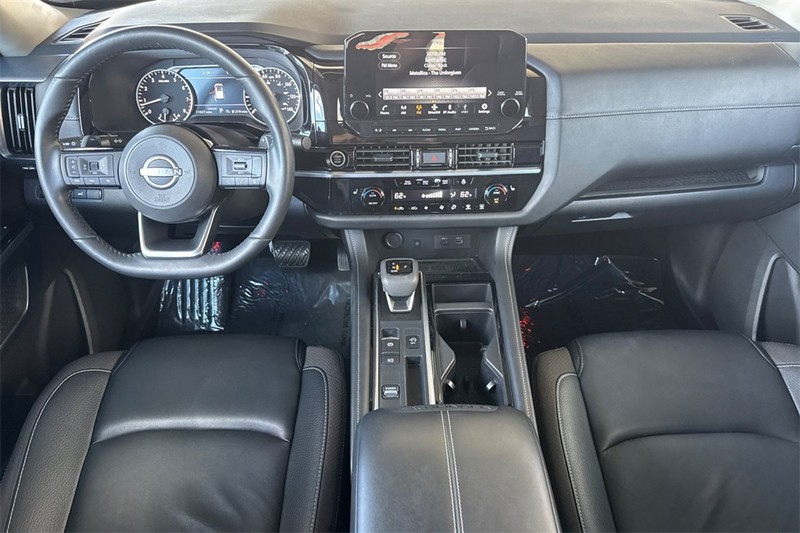 Nissan Pathfinder Vehicle Full-screen Gallery Image 14