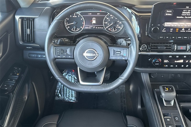 Nissan Pathfinder Vehicle Full-screen Gallery Image 15