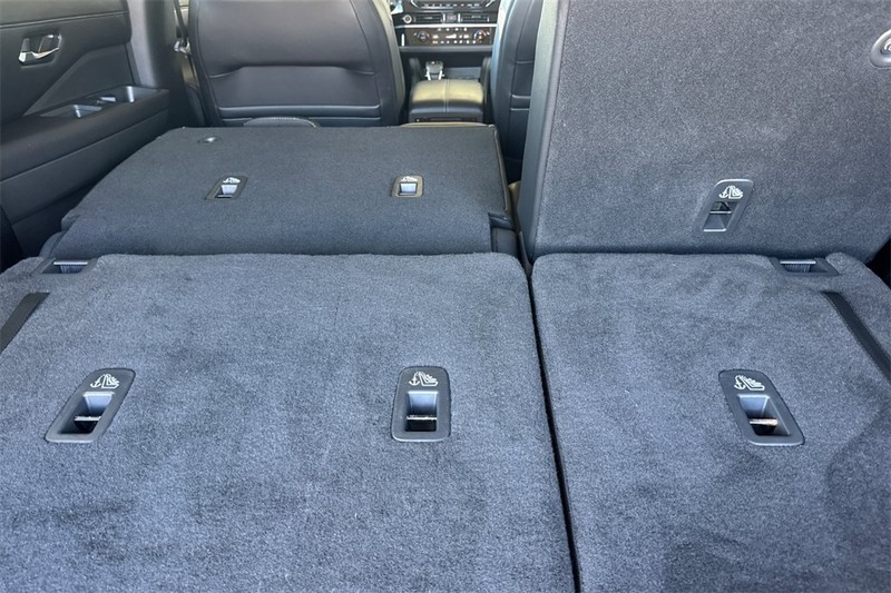 Nissan Pathfinder Vehicle Full-screen Gallery Image 17