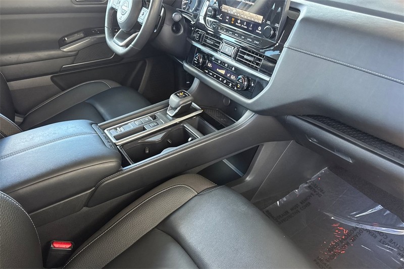 Nissan Pathfinder Vehicle Full-screen Gallery Image 18