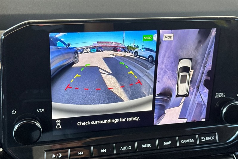 Nissan Pathfinder Vehicle Full-screen Gallery Image 22