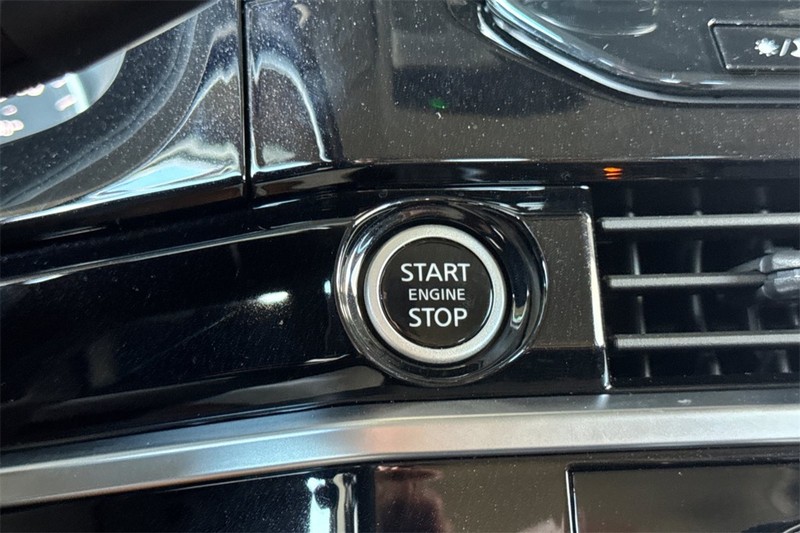 Nissan Pathfinder Vehicle Full-screen Gallery Image 25