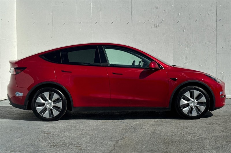 Tesla Model Y Vehicle Full-screen Gallery Image 03