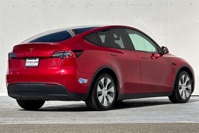 Tesla Model Y Vehicle Full-screen Gallery Image 04