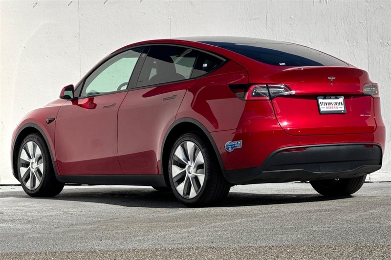 Tesla Model Y Vehicle Full-screen Gallery Image 06