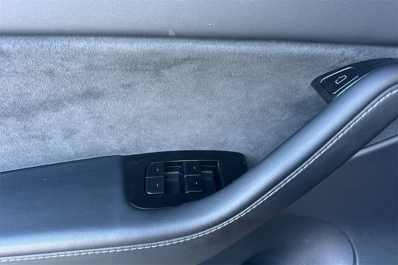 Tesla Model Y Vehicle Full-screen Gallery Image 11