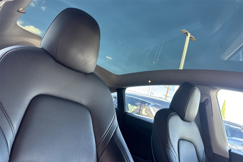 Tesla Model Y Vehicle Full-screen Gallery Image 17