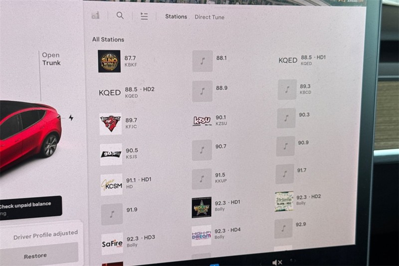 Tesla Model Y Vehicle Full-screen Gallery Image 18