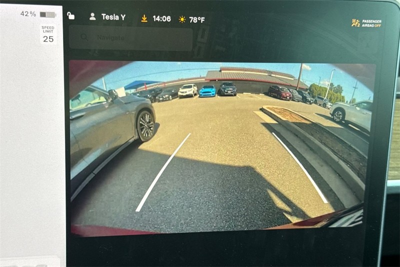 Tesla Model Y Vehicle Full-screen Gallery Image 20