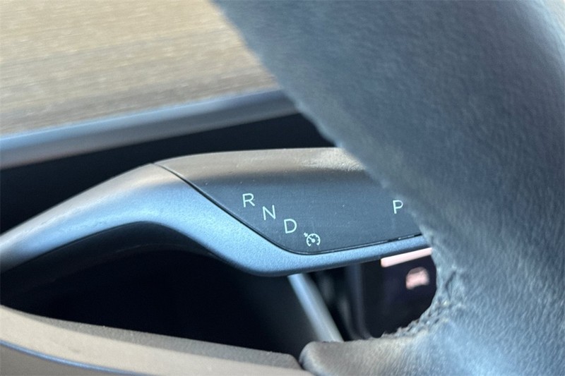 Tesla Model Y Vehicle Full-screen Gallery Image 22