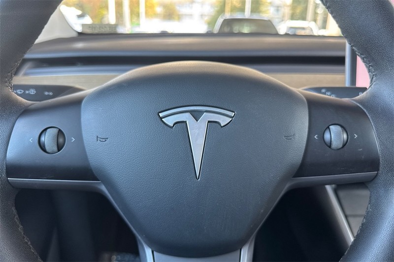 Tesla Model Y Vehicle Full-screen Gallery Image 23