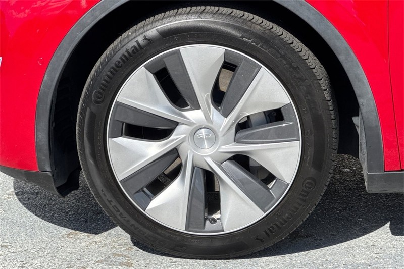 Tesla Model Y Vehicle Full-screen Gallery Image 25