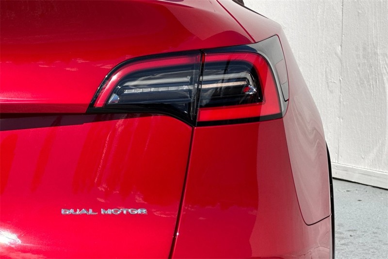 Tesla Model Y Vehicle Full-screen Gallery Image 26