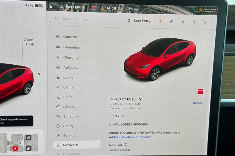 Tesla Model Y Vehicle Full-screen Gallery Image 27