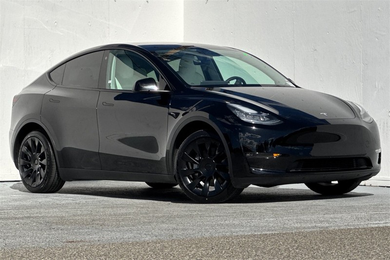 Tesla Model Y Vehicle Full-screen Gallery Image 02