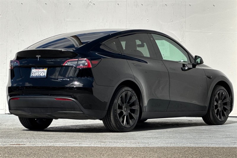 Tesla Model Y Vehicle Full-screen Gallery Image 04