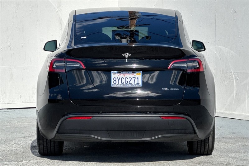 Tesla Model Y Vehicle Full-screen Gallery Image 05