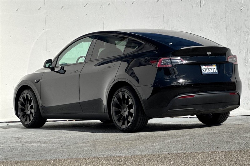 Tesla Model Y Vehicle Full-screen Gallery Image 06