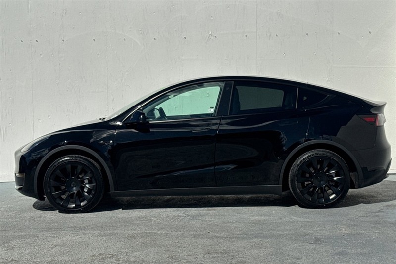 Tesla Model Y Vehicle Full-screen Gallery Image 07