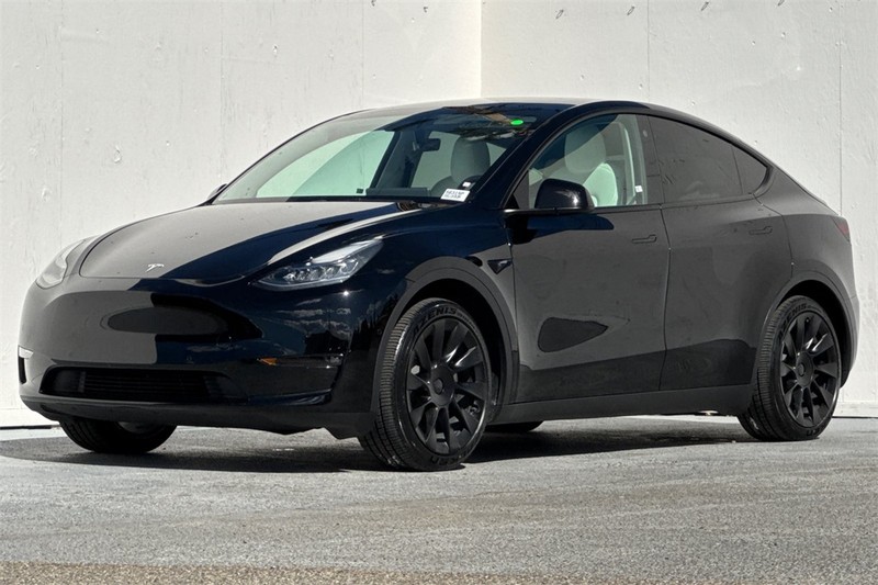Tesla Model Y Vehicle Full-screen Gallery Image 08