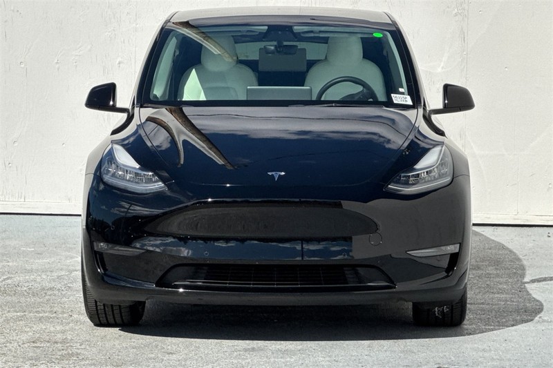 Tesla Model Y Vehicle Full-screen Gallery Image 09