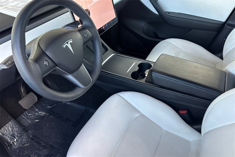 Tesla Model Y Vehicle Full-screen Gallery Image 10