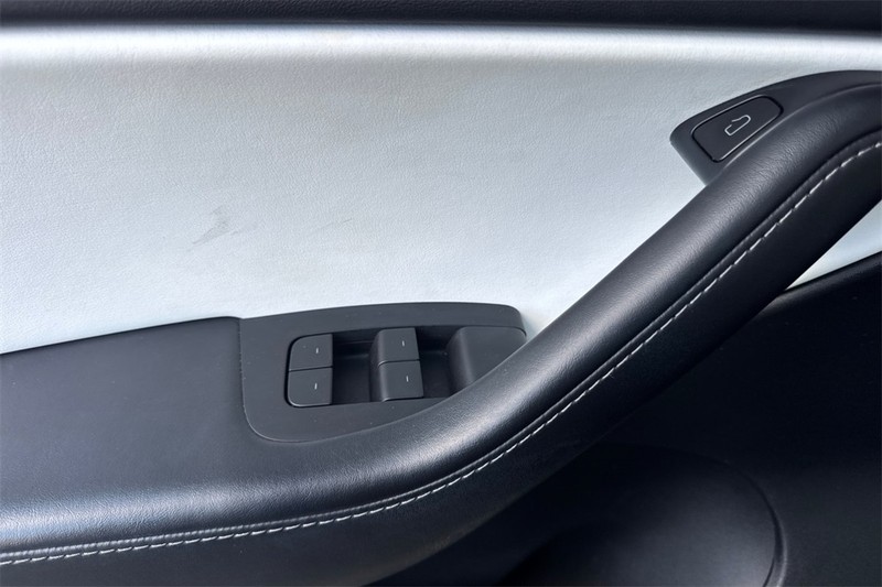 Tesla Model Y Vehicle Full-screen Gallery Image 11