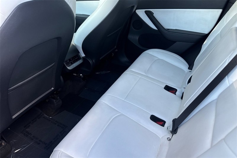 Tesla Model Y Vehicle Full-screen Gallery Image 12