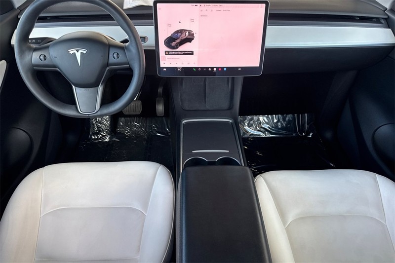 Tesla Model Y Vehicle Full-screen Gallery Image 13