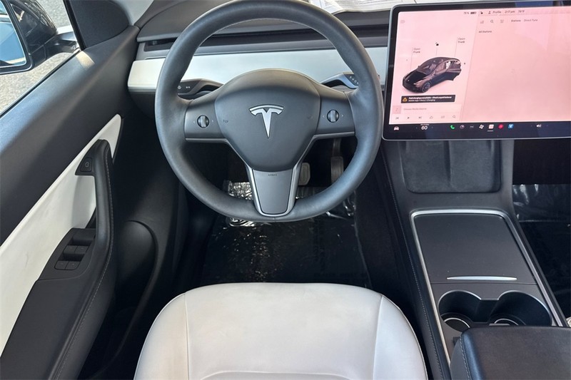 Tesla Model Y Vehicle Full-screen Gallery Image 14