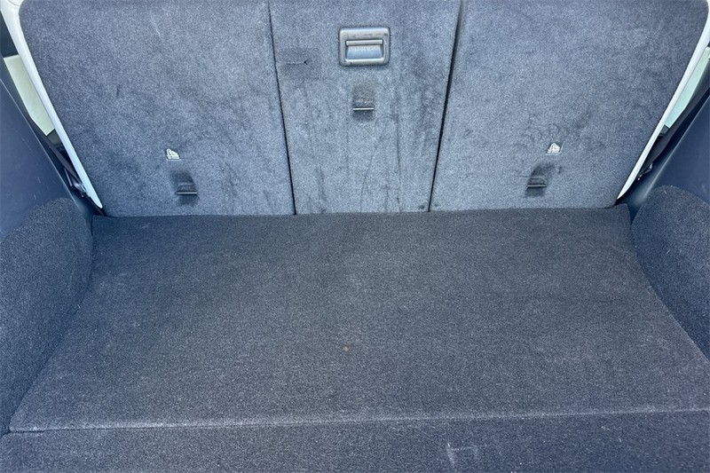 Tesla Model Y Vehicle Full-screen Gallery Image 15