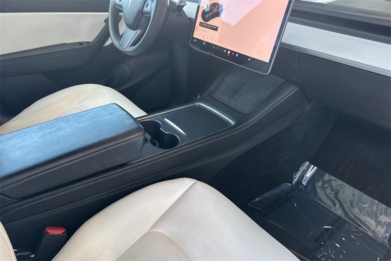 Tesla Model Y Vehicle Full-screen Gallery Image 16