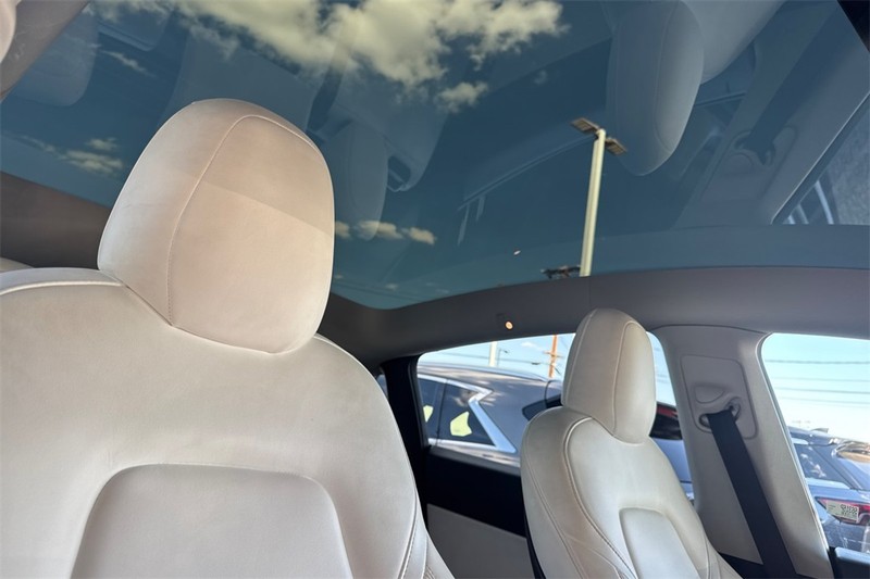 Tesla Model Y Vehicle Full-screen Gallery Image 17