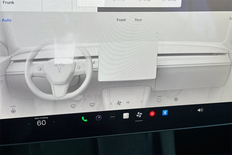 Tesla Model Y Vehicle Full-screen Gallery Image 21