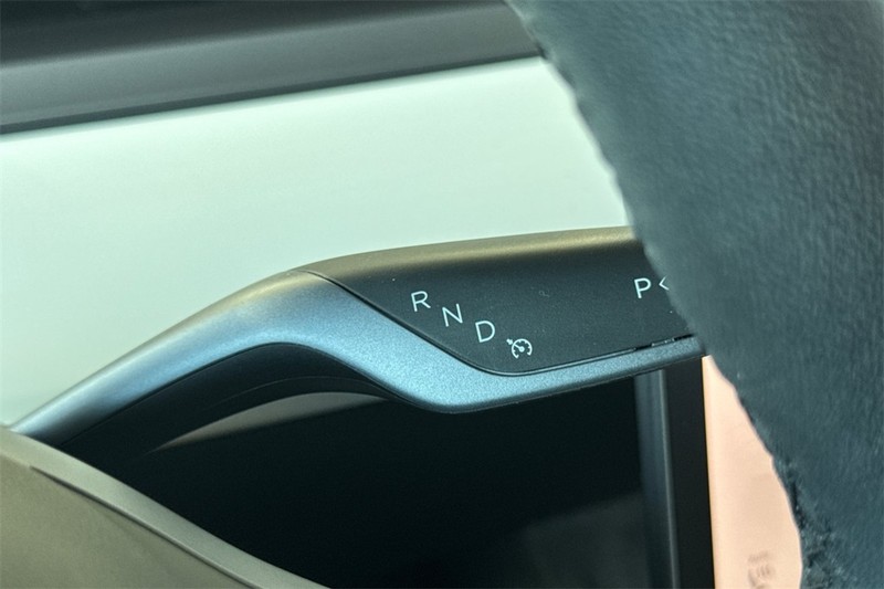 Tesla Model Y Vehicle Full-screen Gallery Image 22