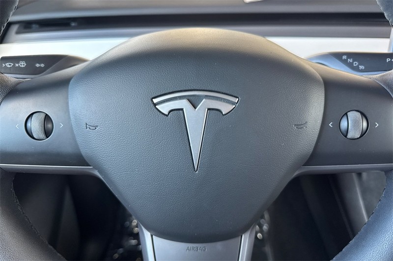 Tesla Model Y Vehicle Full-screen Gallery Image 23