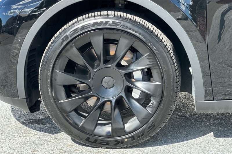 Tesla Model Y Vehicle Full-screen Gallery Image 25