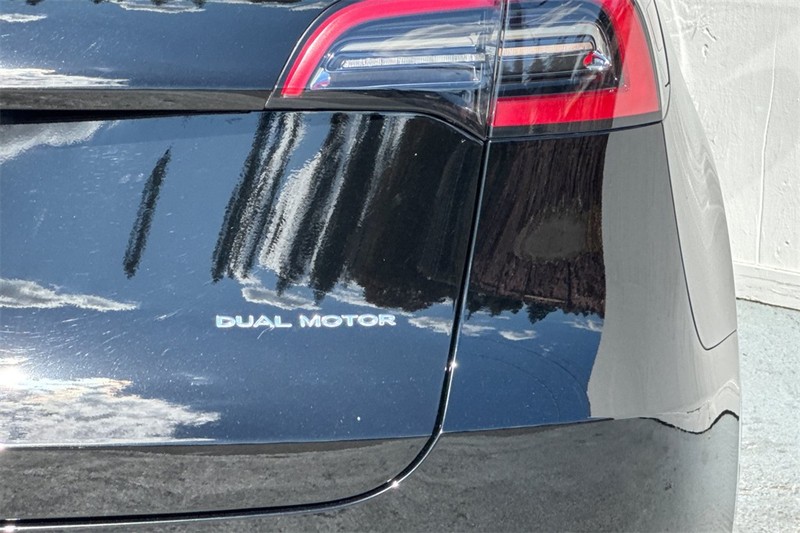 Tesla Model Y Vehicle Full-screen Gallery Image 26
