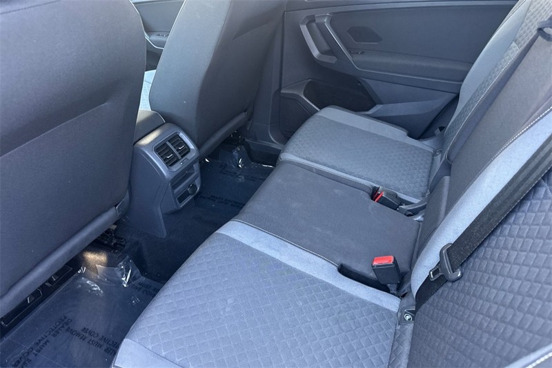 Volkswagen Tiguan Vehicle Full-screen Gallery Image 12