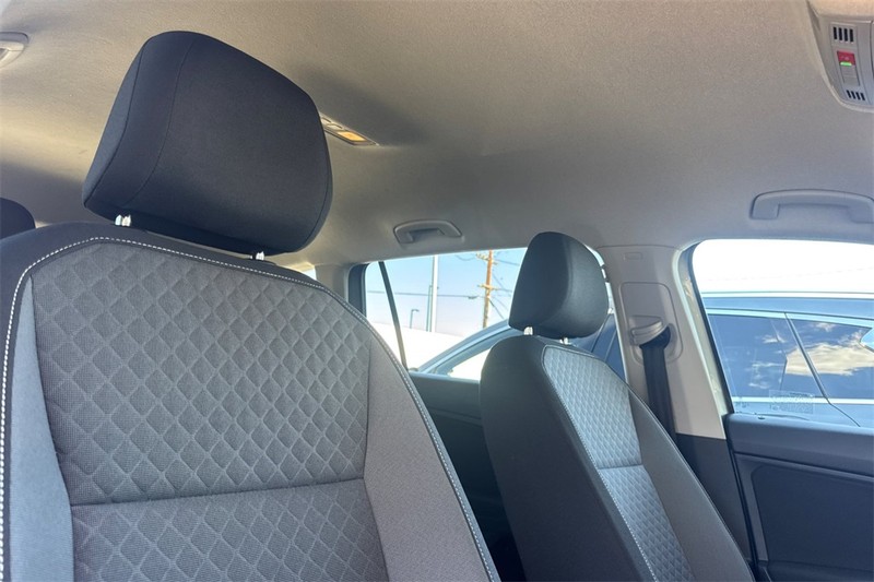 Volkswagen Tiguan Vehicle Full-screen Gallery Image 17