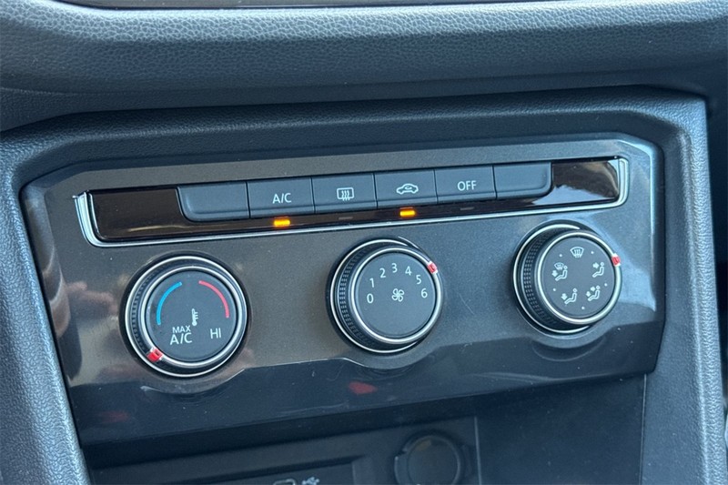 Volkswagen Tiguan Vehicle Full-screen Gallery Image 20