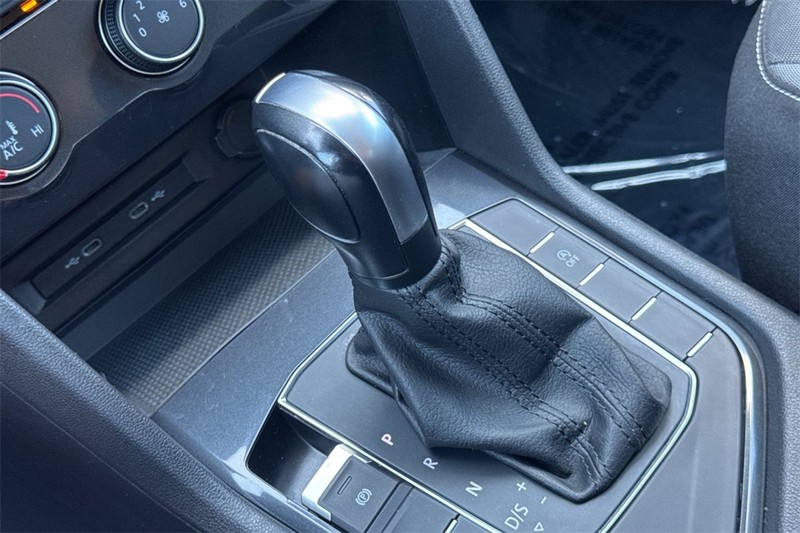 Volkswagen Tiguan Vehicle Full-screen Gallery Image 21