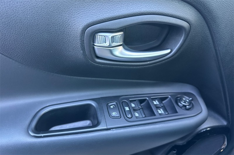 Jeep Renegade Vehicle Full-screen Gallery Image 11