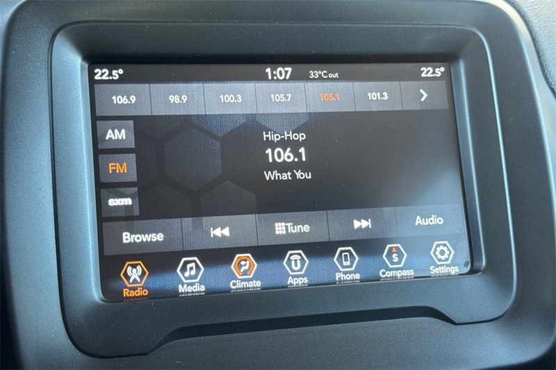 Jeep Renegade Vehicle Full-screen Gallery Image 18