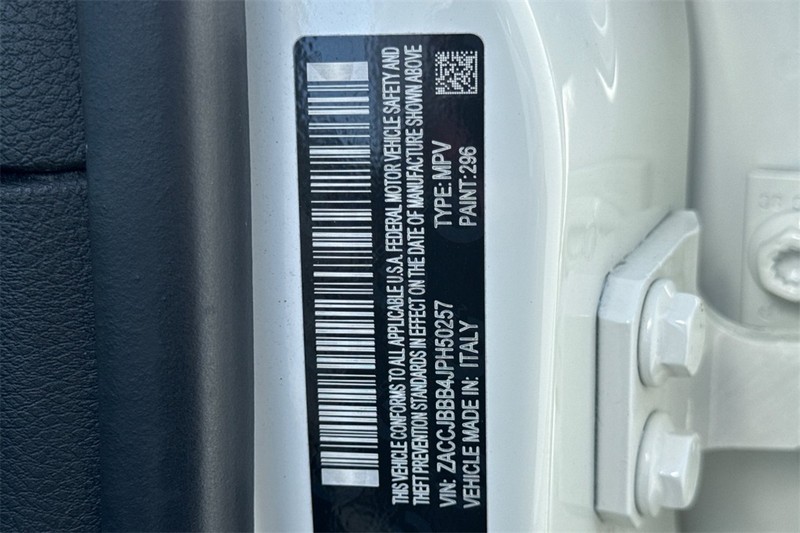 Jeep Renegade Vehicle Full-screen Gallery Image 28