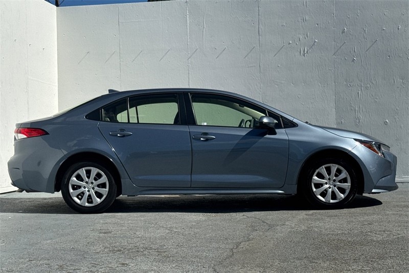 Toyota Corolla Vehicle Full-screen Gallery Image 03