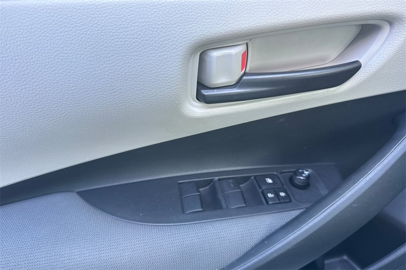 Toyota Corolla Vehicle Full-screen Gallery Image 11