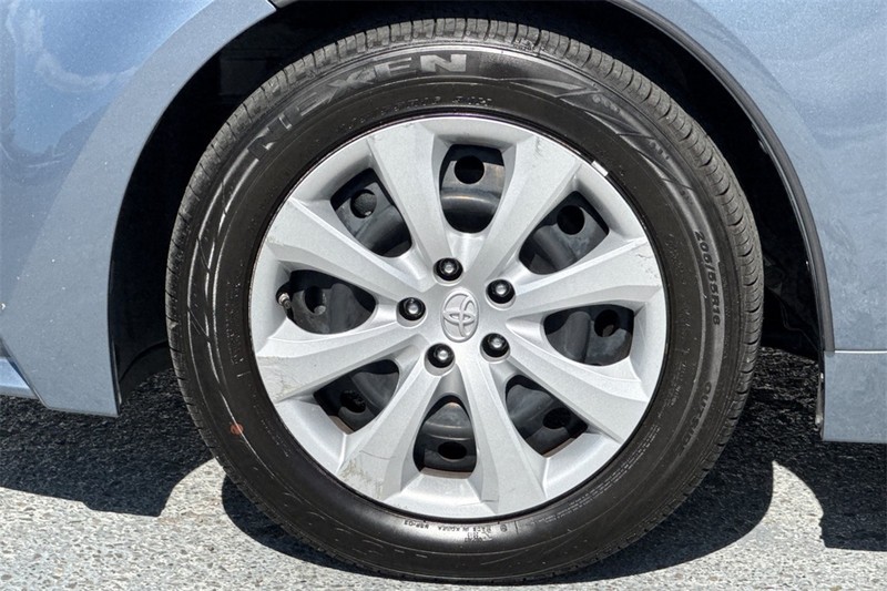 Toyota Corolla Vehicle Full-screen Gallery Image 24